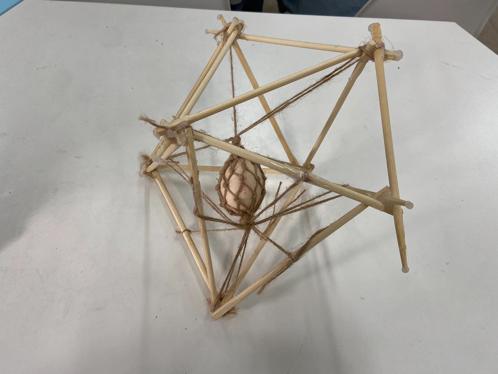 保护鸡蛋—鸡蛋撞地球成功!   防止鸡蛋从高处落下不破碎!四楼成功!