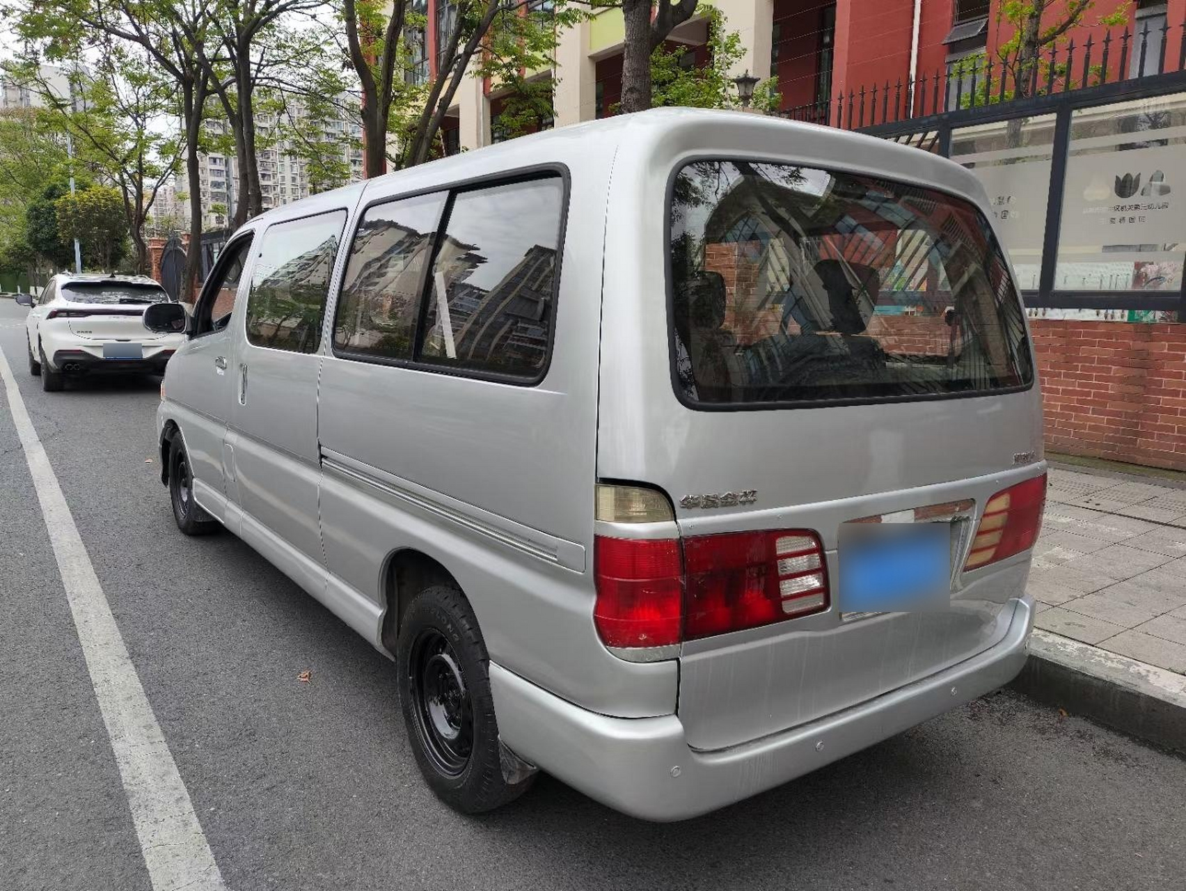 金杯快运格瑞斯商务车9座蓝牌 2013年4月上牌 年检到2025年4月 实表10
