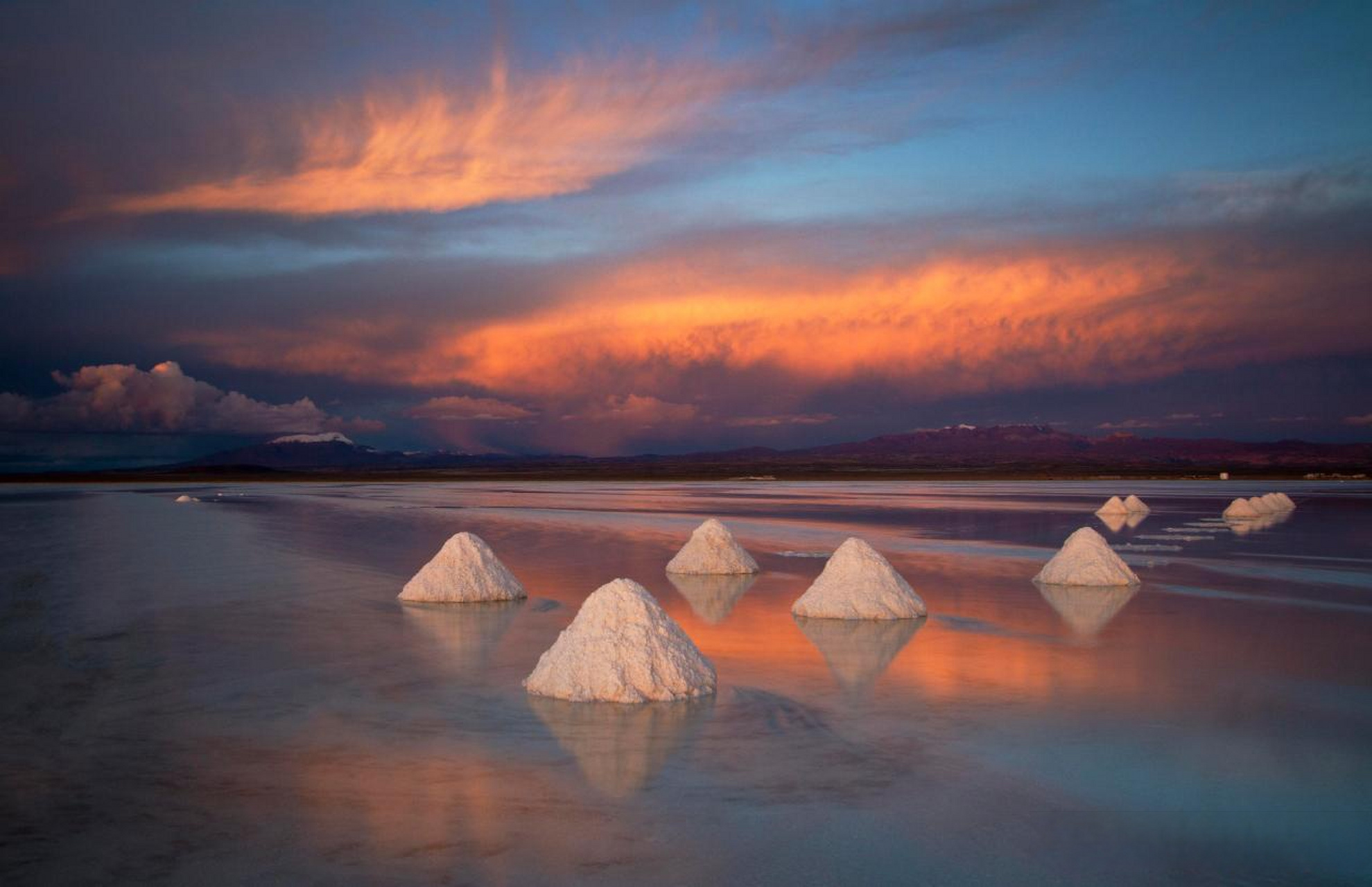玻利维亚的salar de uyuni是世界上最大的盐滩,在雨水过后,这里会呈现