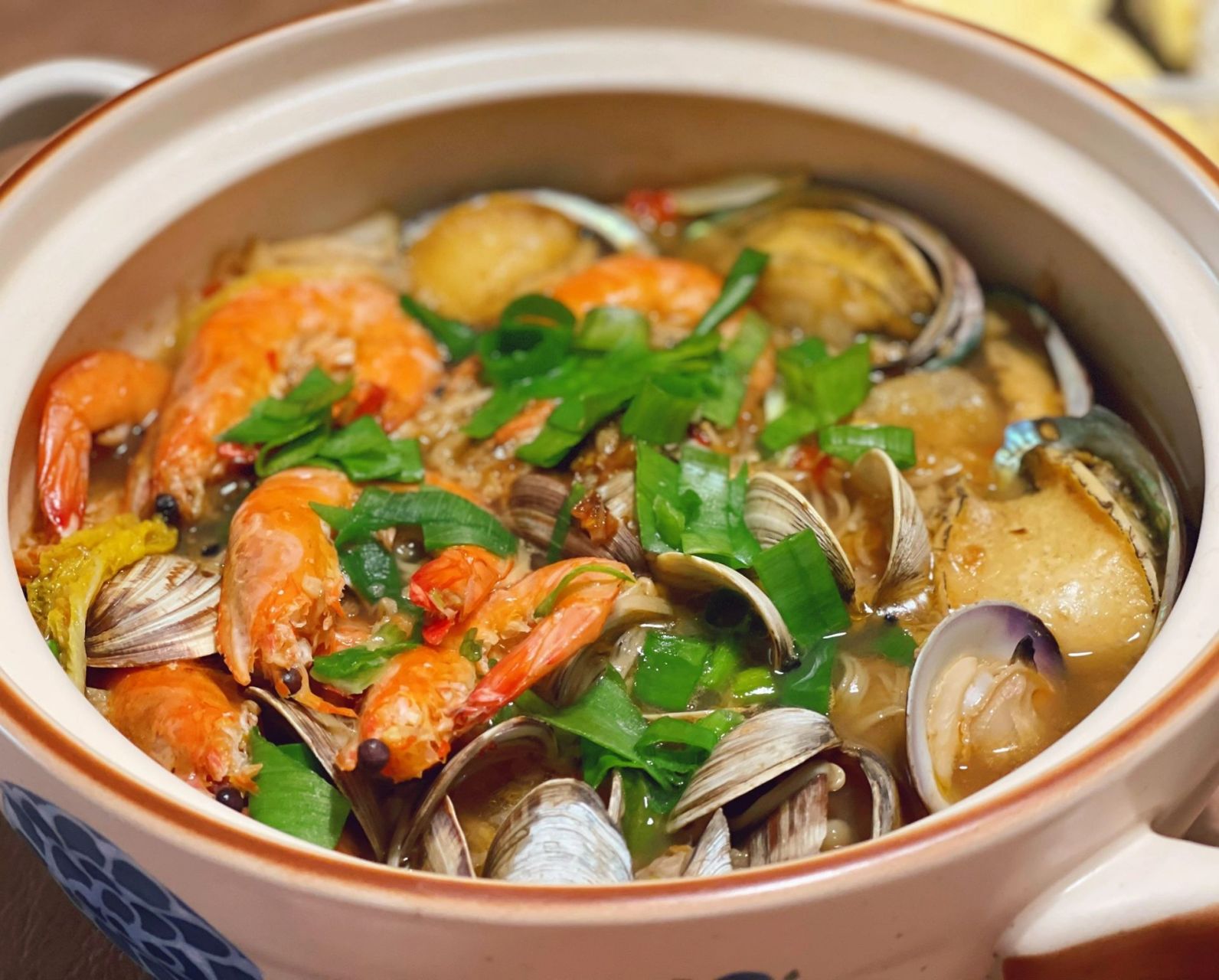 做法简单的海鲜煲get 今天给老公过生日,在家做了个海鲜煲,一次成功