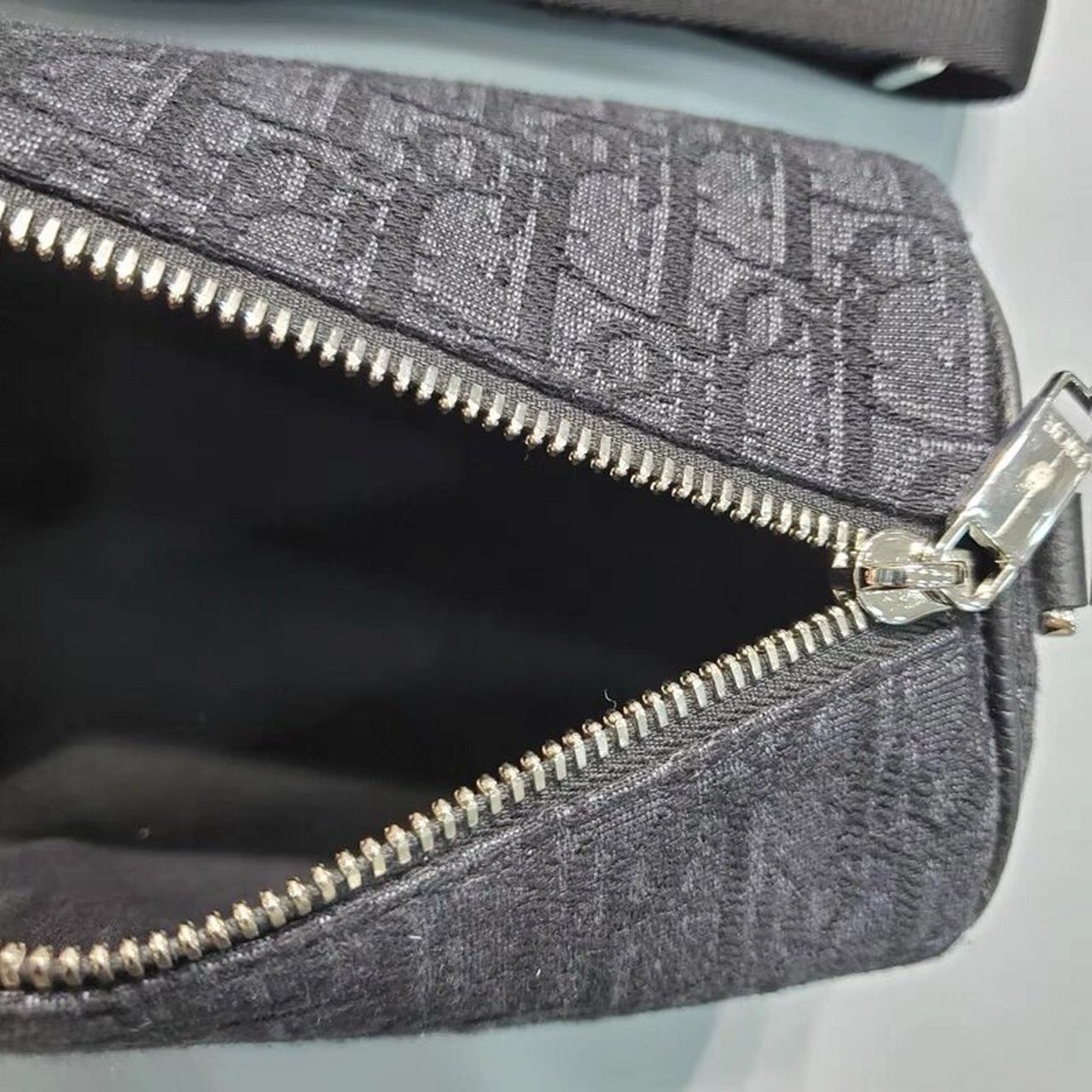 dior圆筒包 dior圆筒包 黑色 dddd 斩男又斩女 男女都可背 帅得一逼