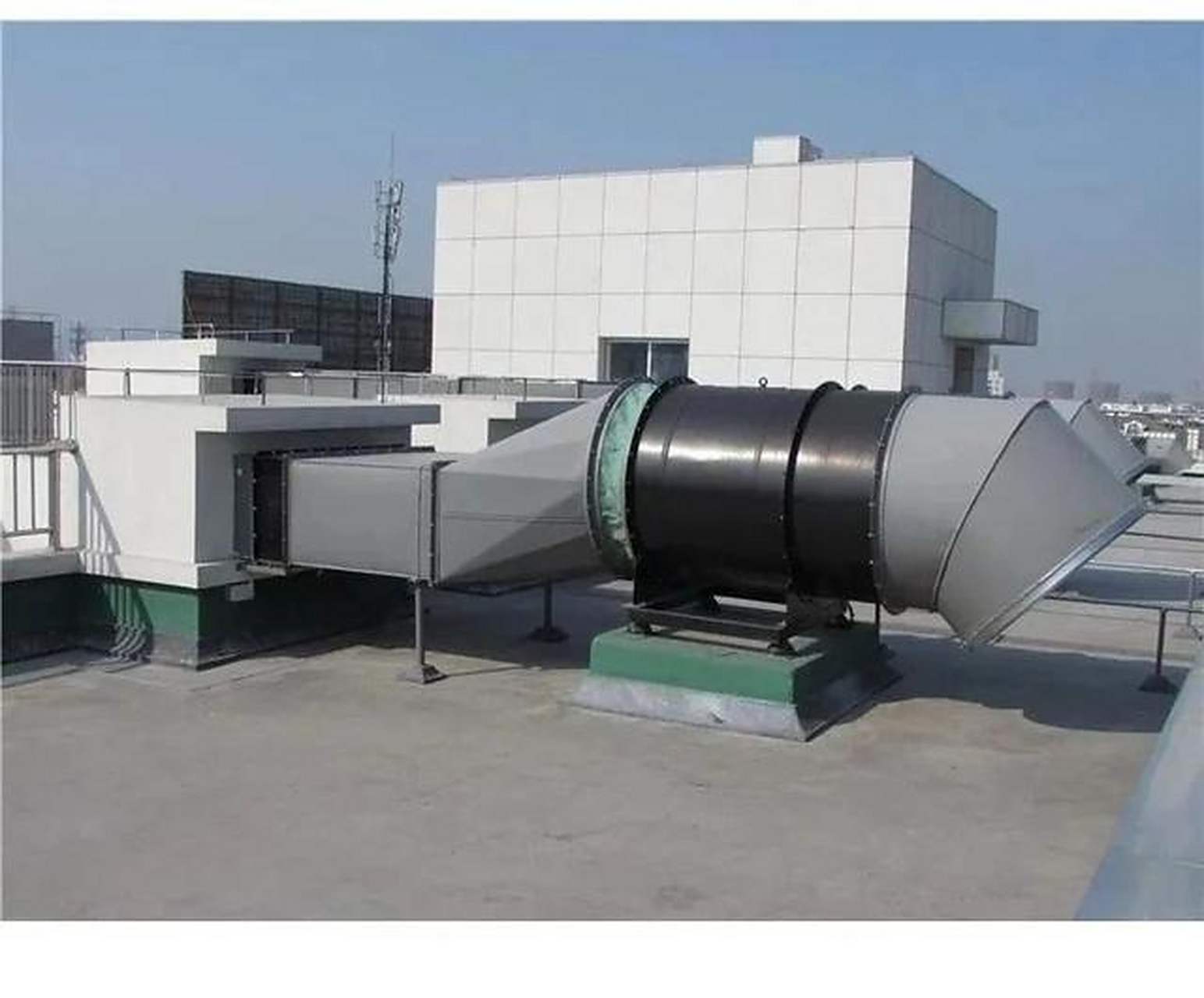 这是一个设置在屋顶的排烟风机 其看起来安装的非常清爽 不知道这样