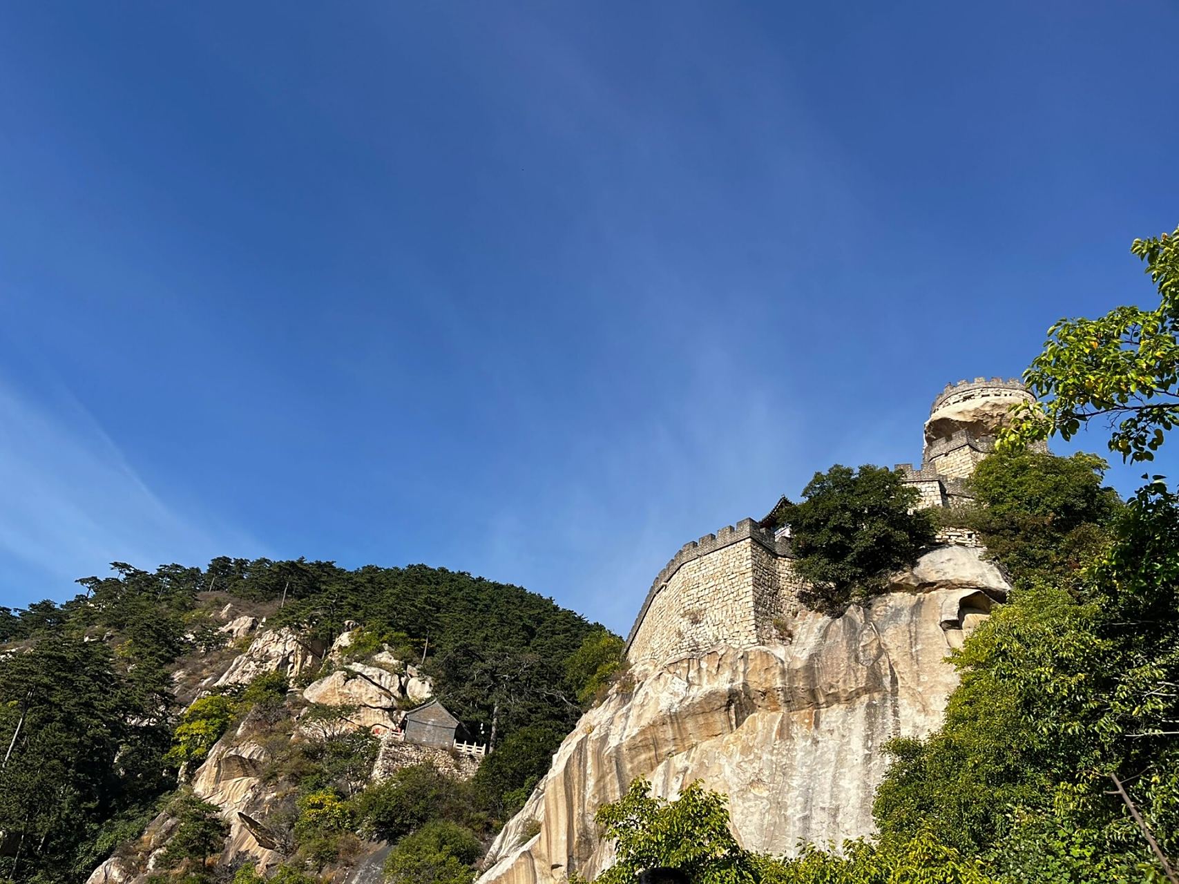 锦州北镇医巫闾山 十一时候去的,因为去的早人不太多 一共两条道,一个