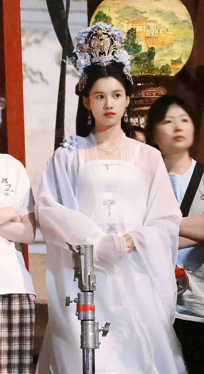 张婧仪看来还需要去磨练一下自身气质,古装造型看上去蛮笨重的.