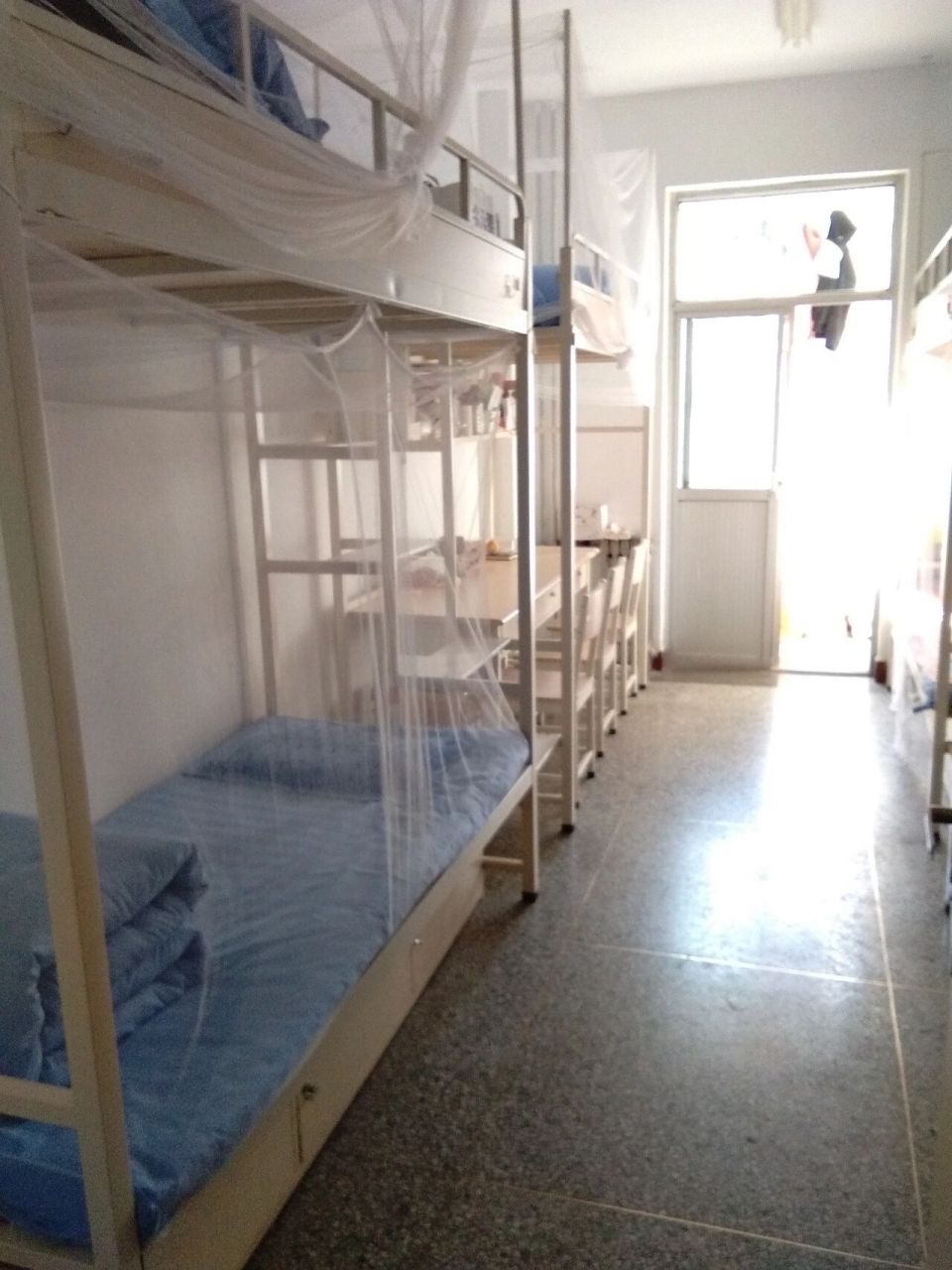 山大附中宿舍寝室 洗漱池 图1-3:六人宿舍床和阳台 图4-5:洗手池 图6