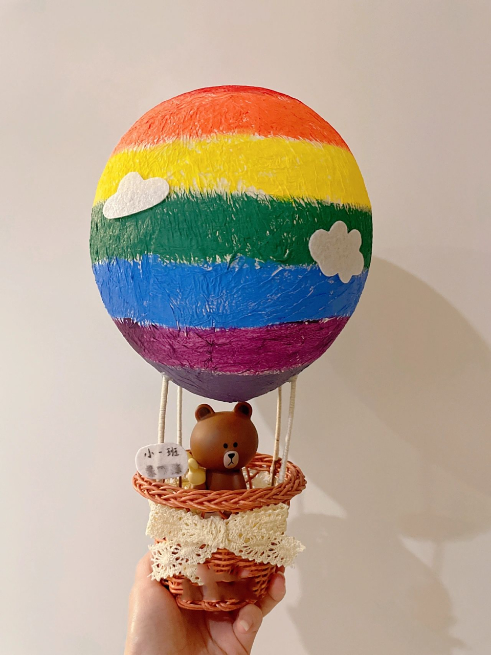 幼儿园手工|热气球 本次手工是以"纸"为主题的纸浆作品 【材料】餐巾