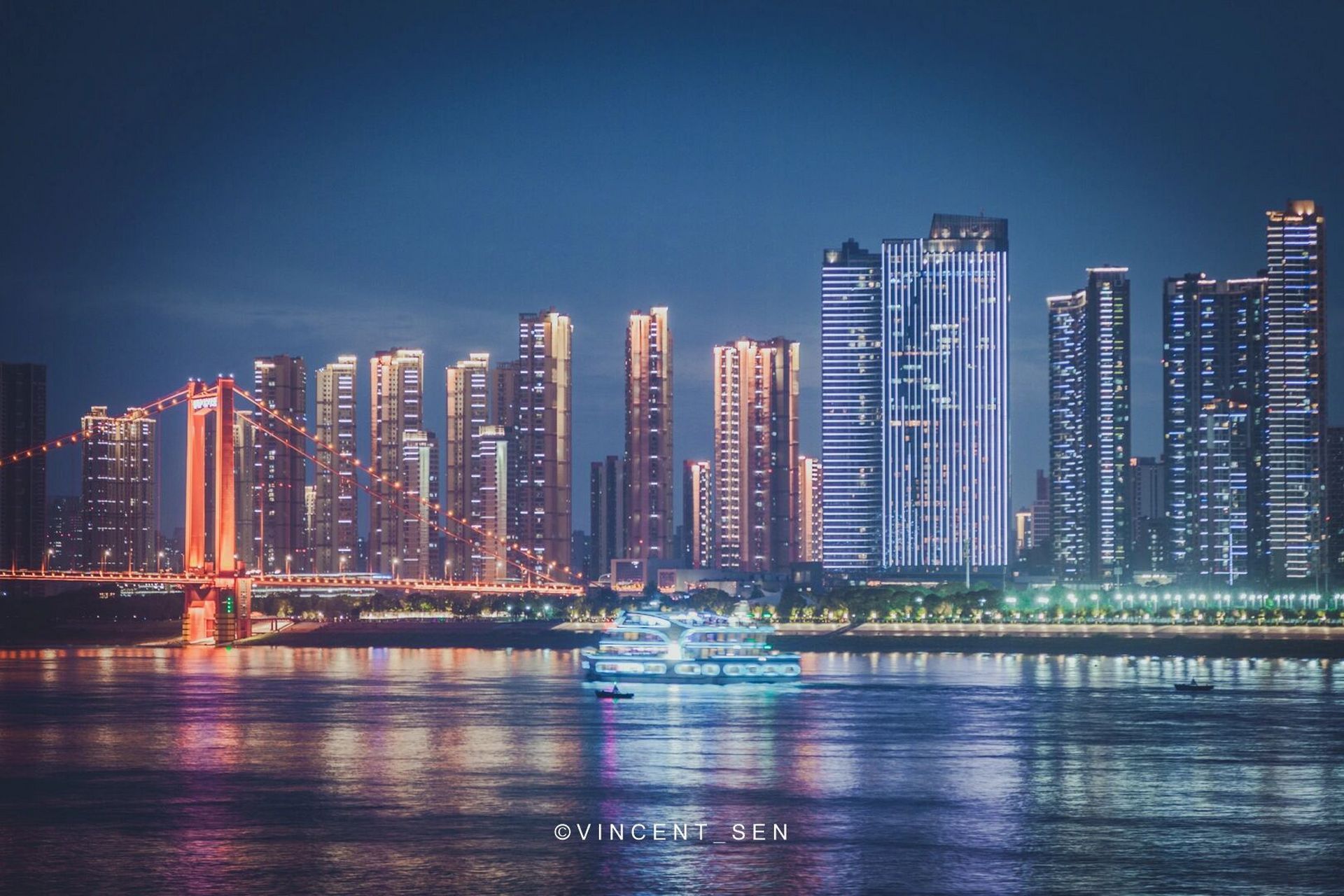 长江两岸的建筑所有的灯光汇聚在一起,真的太美了·这是第一次拍夜景