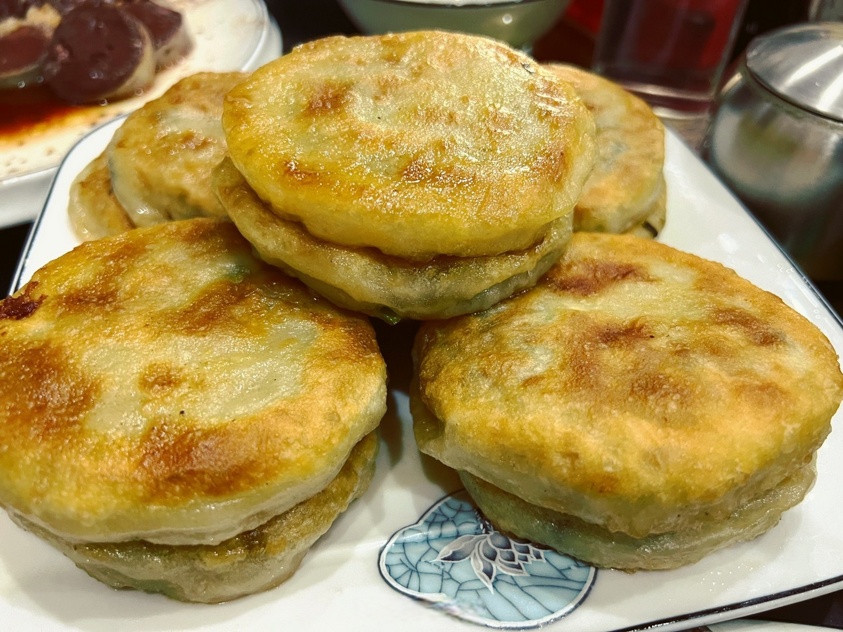 东北菜的特点就是大盘装菜,满满一盘,看着就让人感觉到东北的"实在".