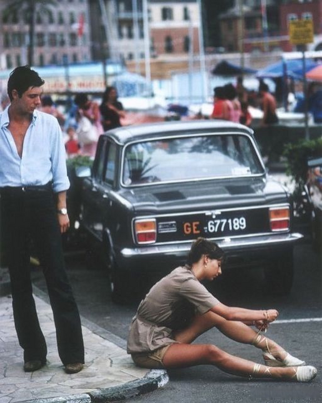 1977年,意大利波尔托菲诺,女人在绑鞋带.