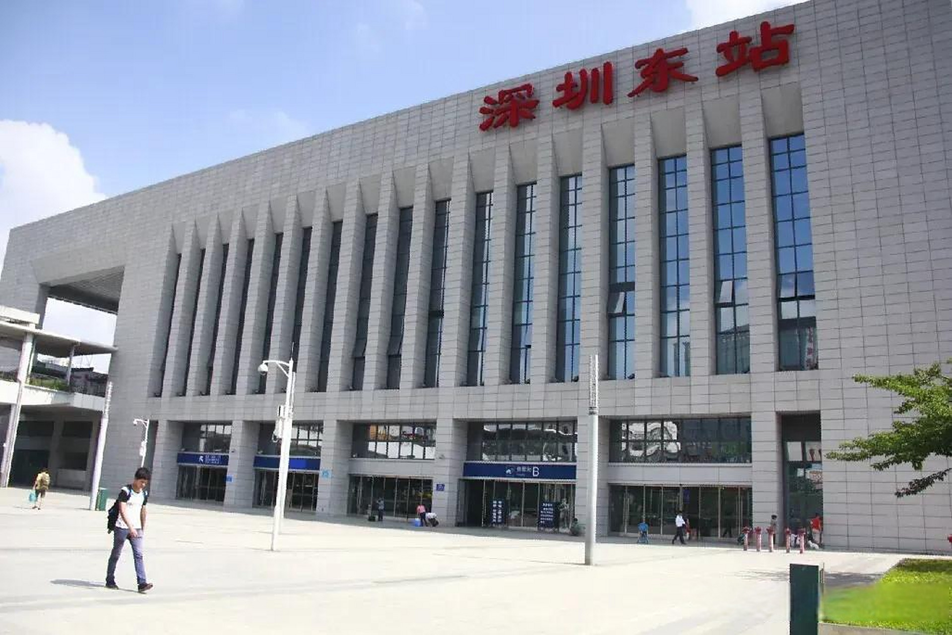 当然,深圳东站不停动车组是有原因的,深圳东站接受了深圳市绝大部分