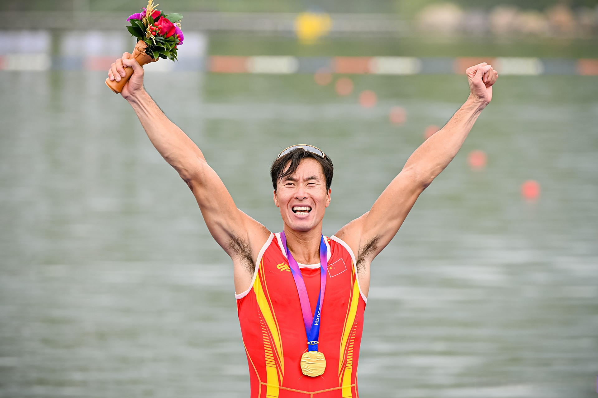 杭州亚运会#赛艇收官,张亮在男子单人双桨比赛中夺冠,他在四届亚曰後