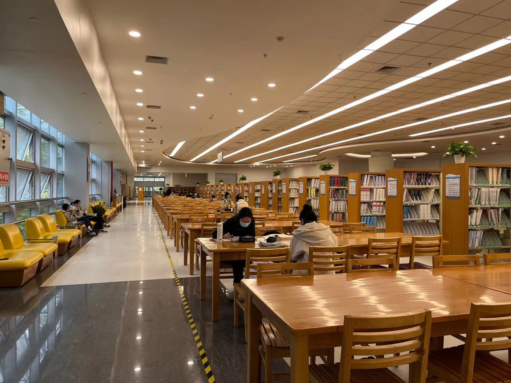 装修完成重新开放的厦门市图书馆文化艺术中心馆区,布局上看和原啦ⅱ