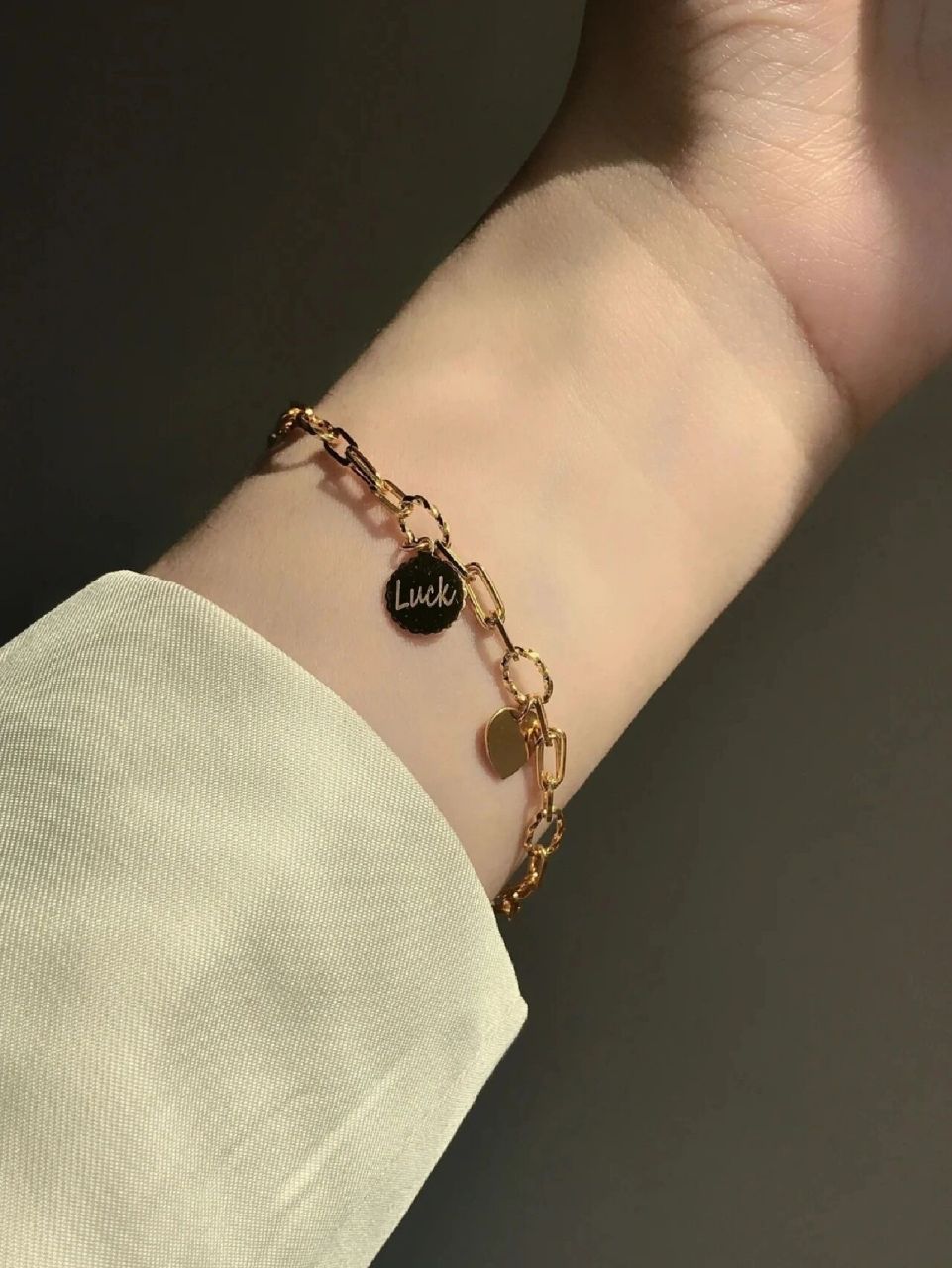 周大福lucky手链 周大福的莫比乌斯环 lucky 手链 莫比乌斯会挑人一点