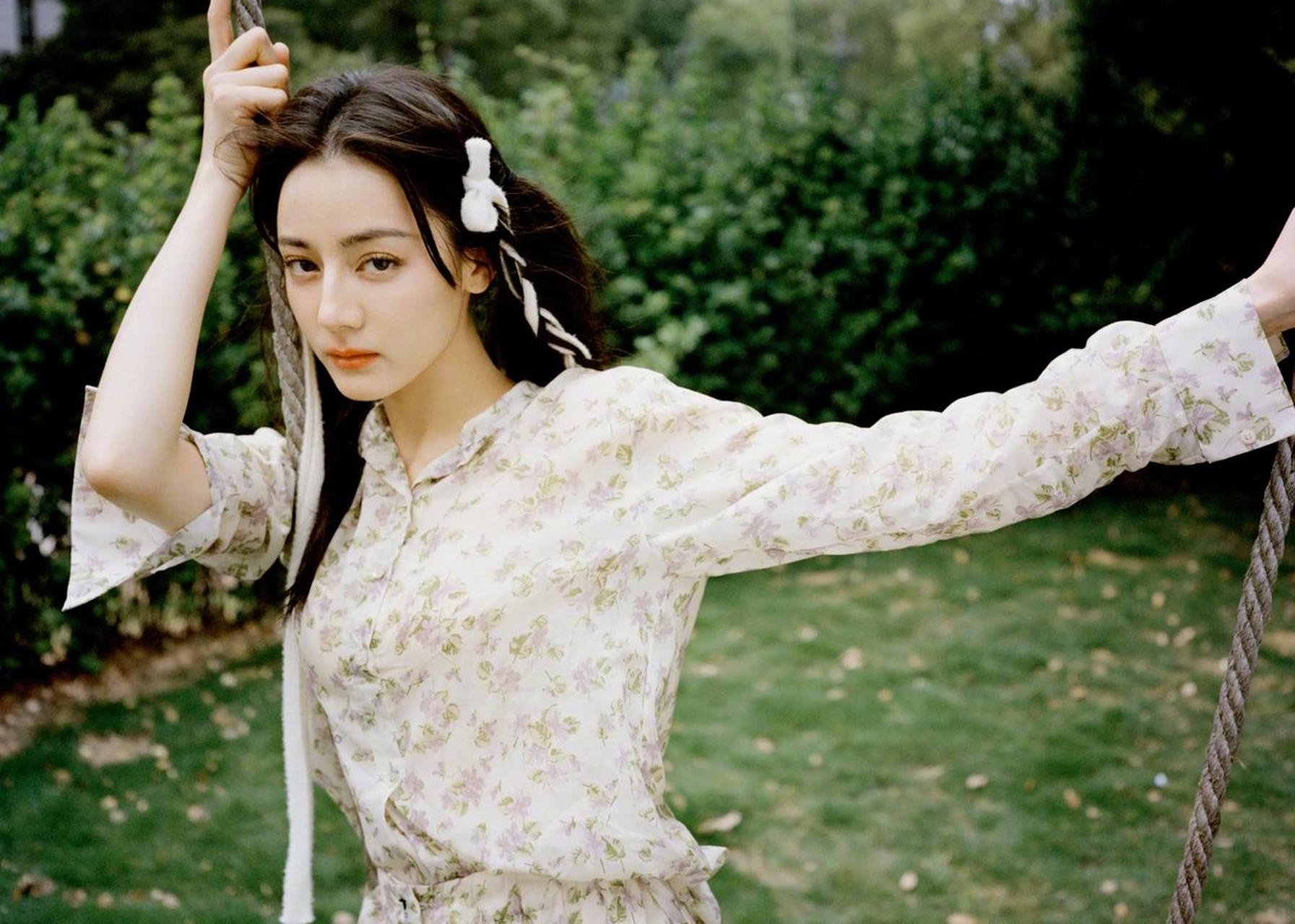 迪丽热巴站着荡秋千迪丽热巴夏日柠檬妆 迪丽热巴 最新写真胶片掉落