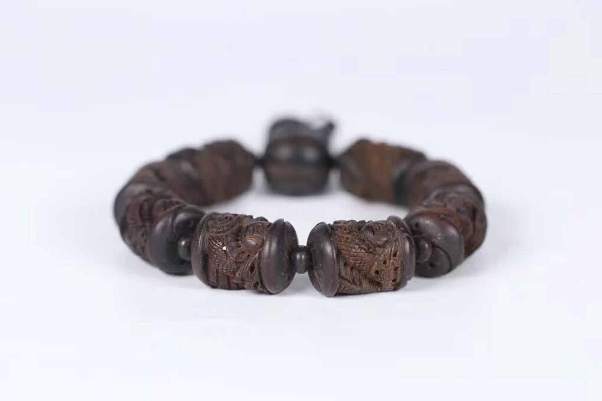 清代沉香雕龙纹手串,以其古朴典雅的姿态,静静地诉说着那个时代的辉煌