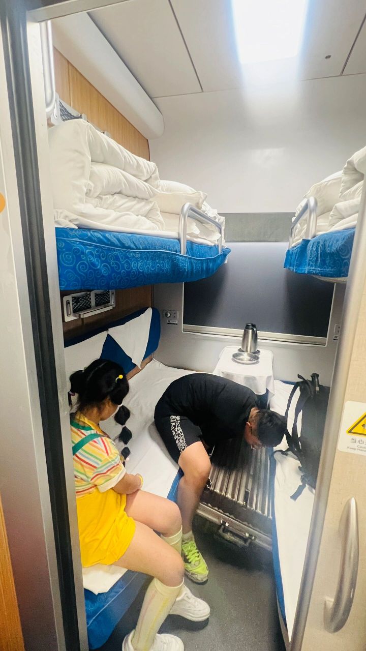 复兴号d725绿皮动车一等卧铺实拍反馈 北京～青岛d725,22:42准时出发