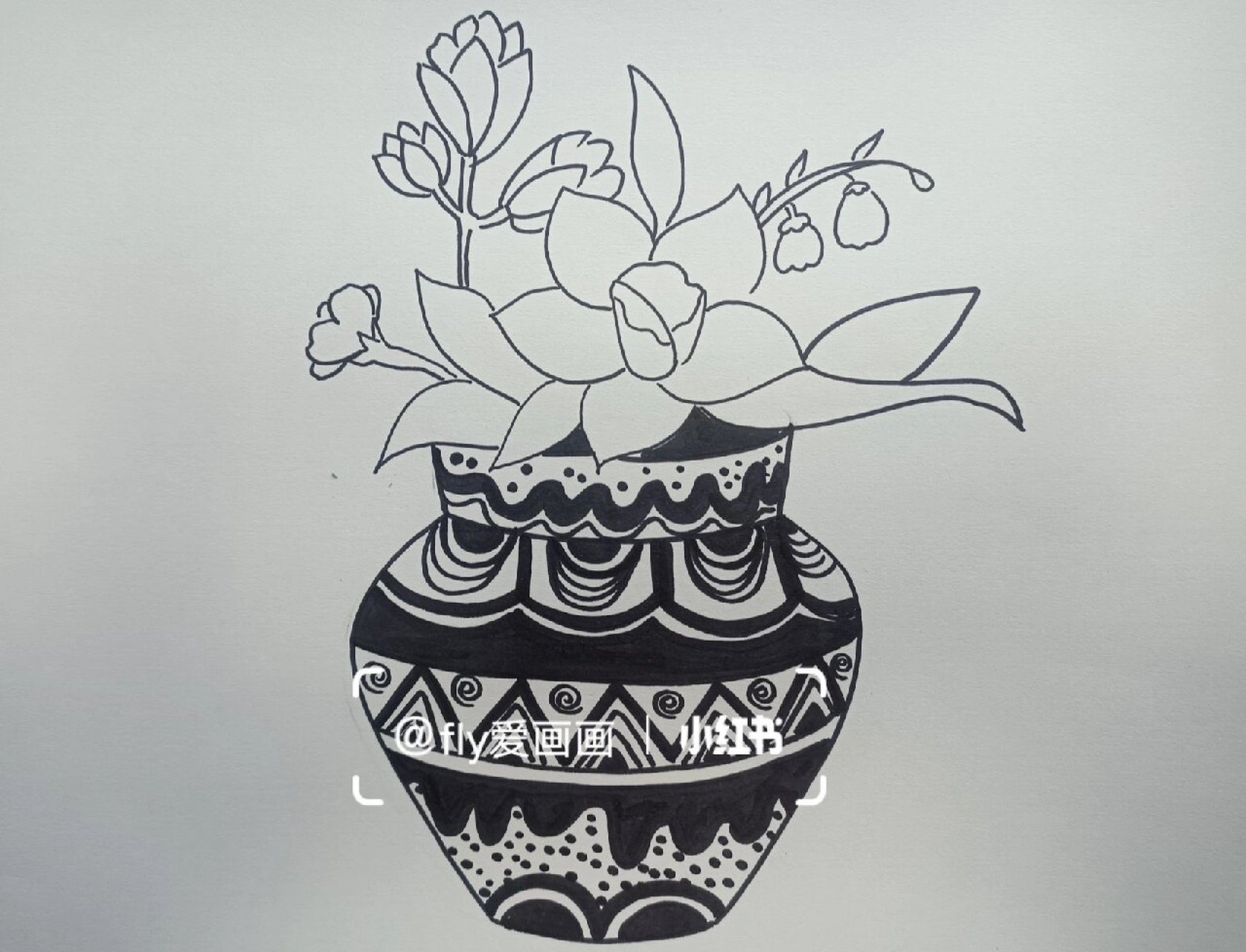 创意美术《线描花瓶》儿童画 1,工具材料:勾线笔,画纸 2,适合年龄段