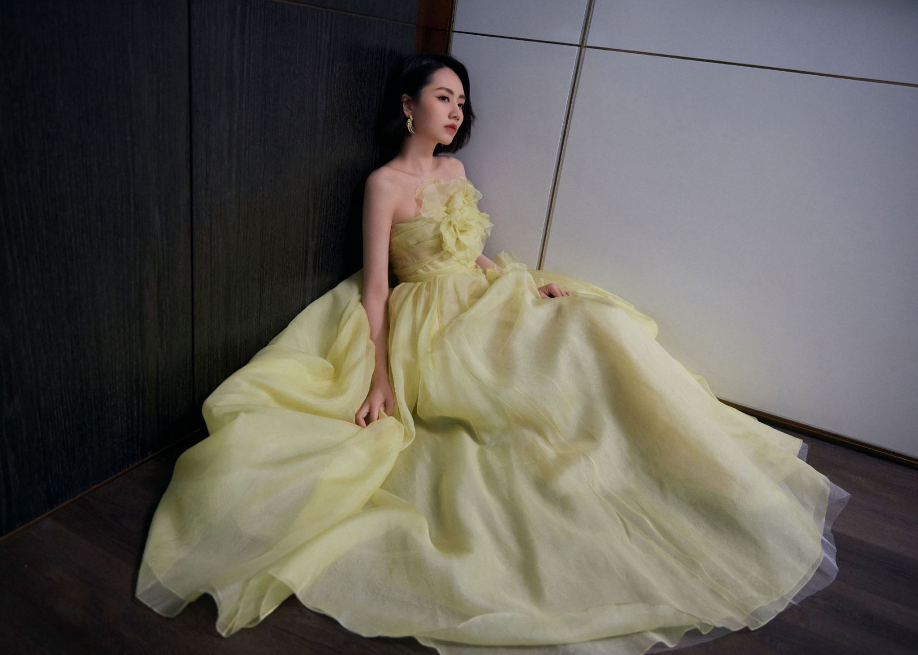 刘惜君甜美风格写真组图,一袭淡黄色花朵纱裙,笑意盈盈,优雅生姿