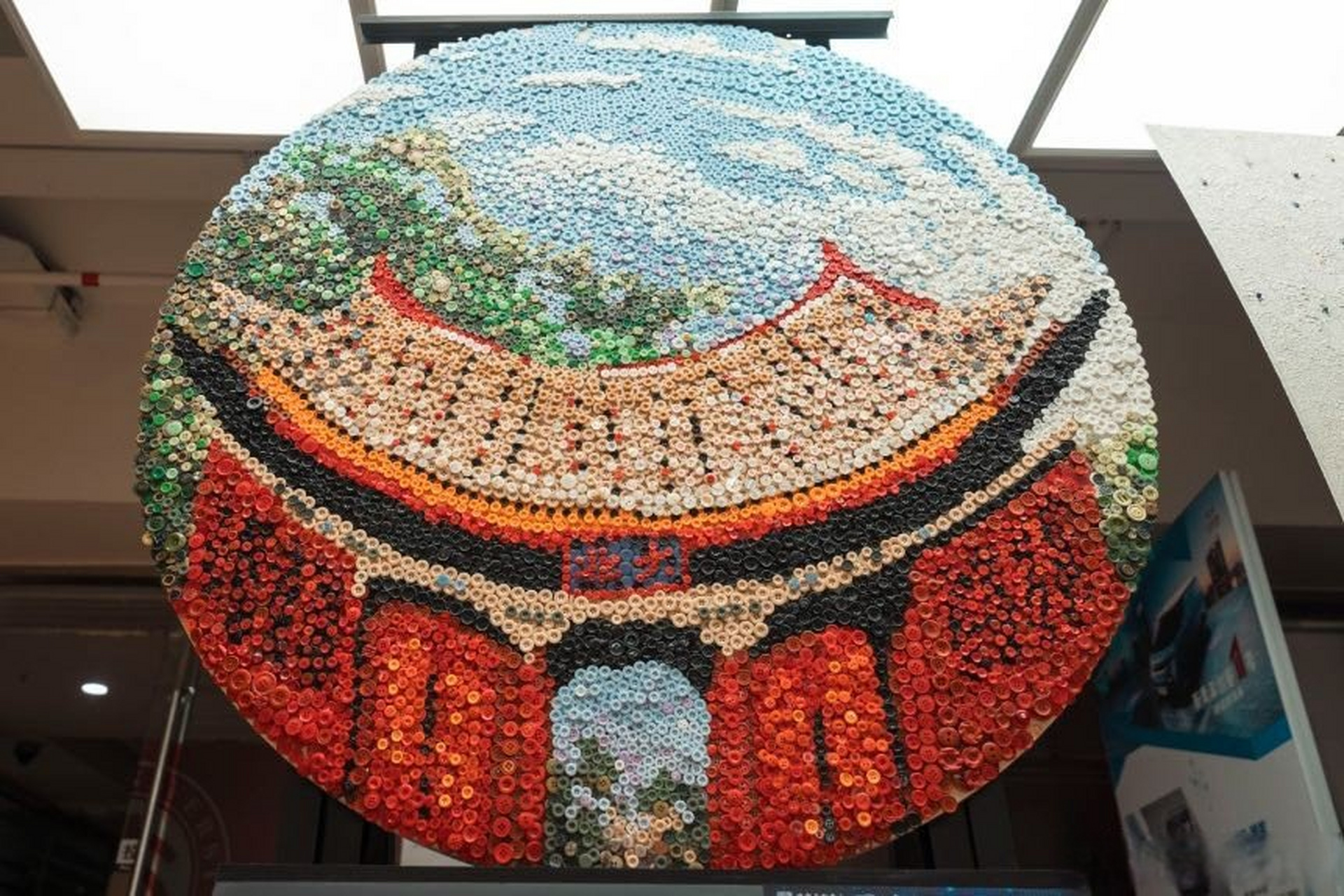 以下这幅作品由啥组成?】近日,北大颗粒艺术展受到师生欢迎.