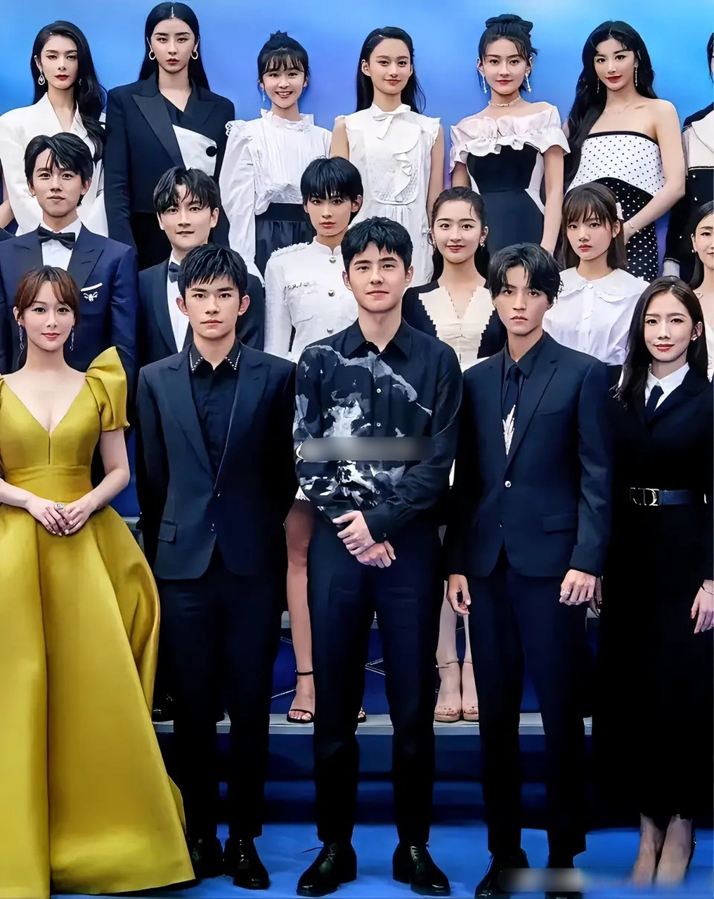 一张照片合影,最惊艳的竟然是任敏,那个时候好瘦好灵