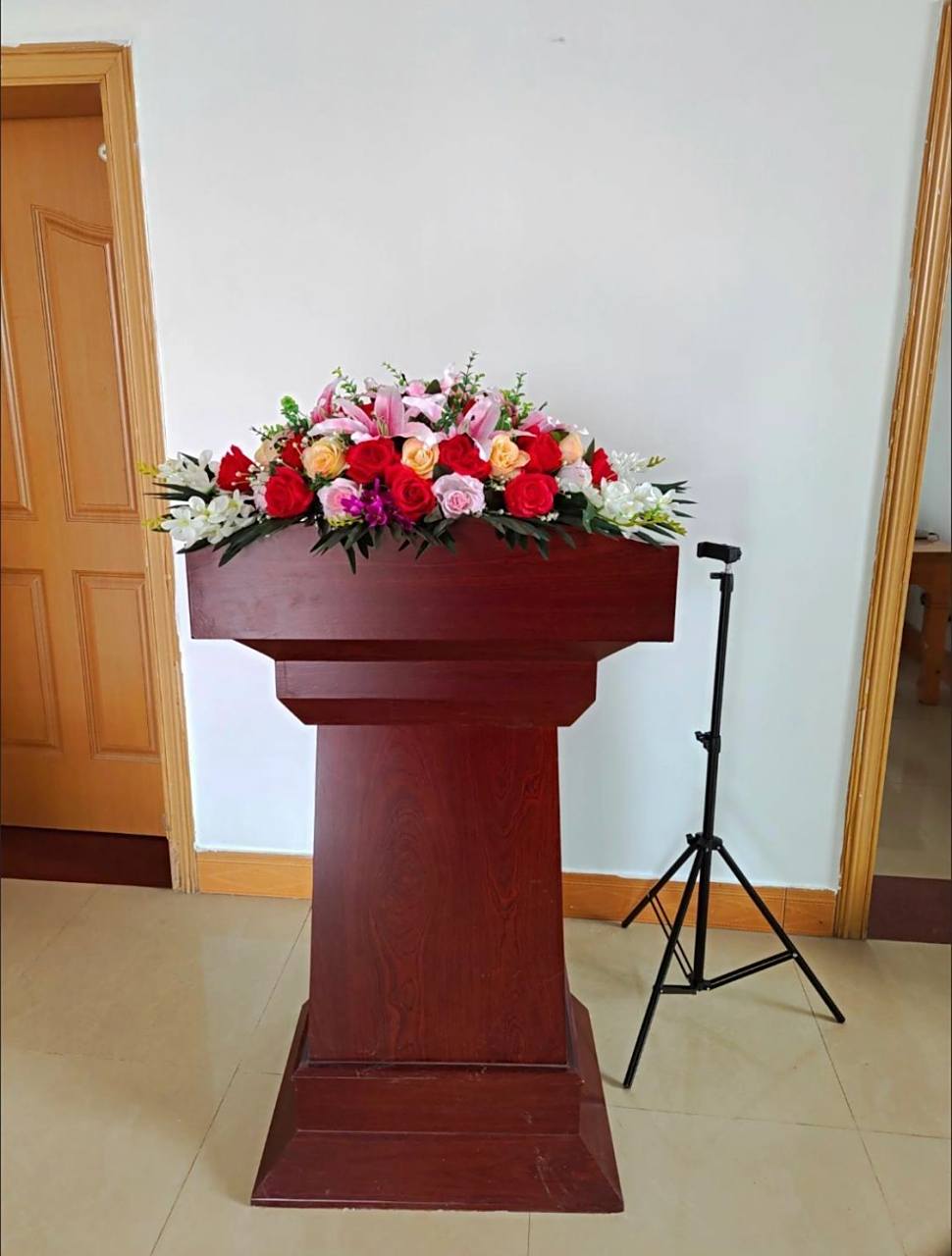 高档会议桌花演讲台花95