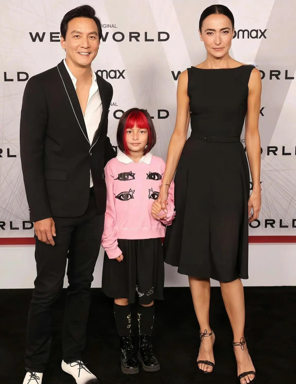 吴彦祖的女儿长大了,小时候还很像妈妈,更有混血感,如今爸爸的基因则