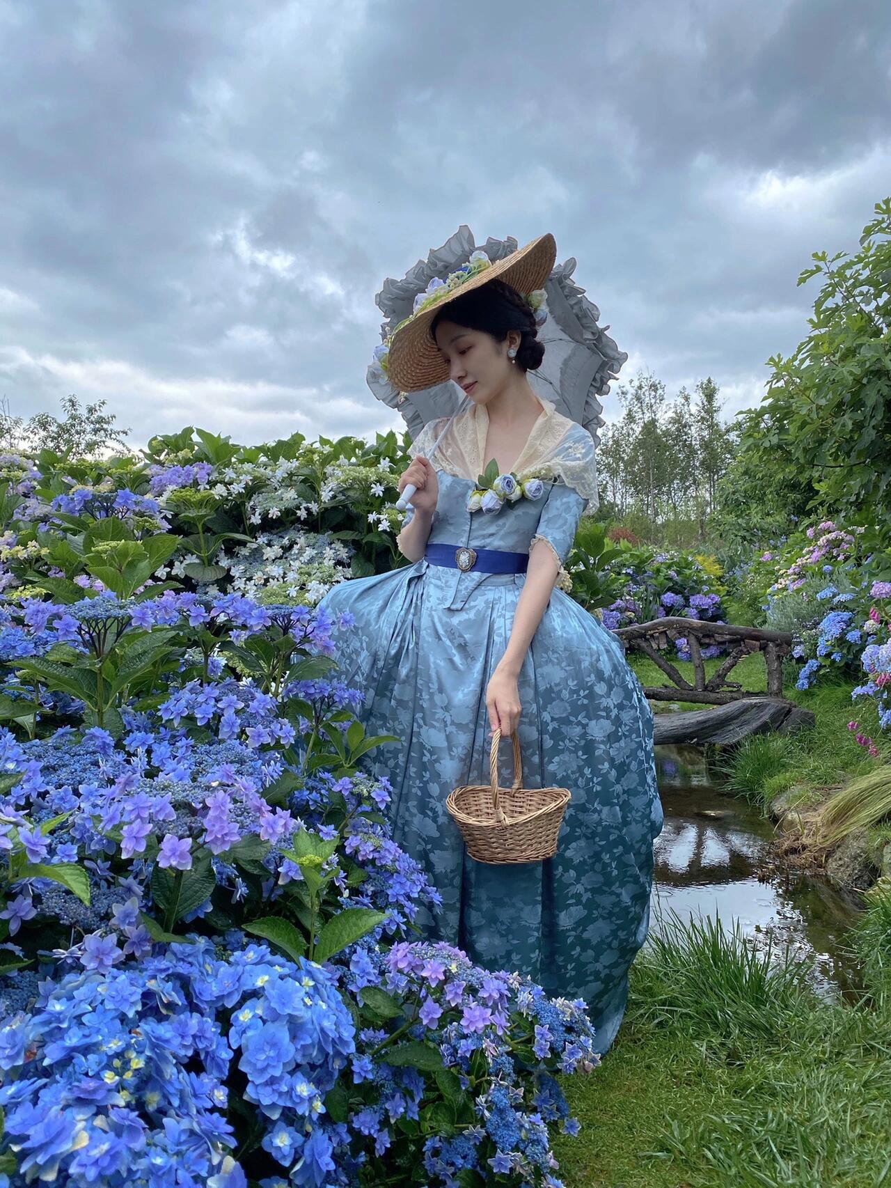 设计灵感来自于苏格兰的春天:海水与风之地,春风也席卷着浓烈的云层