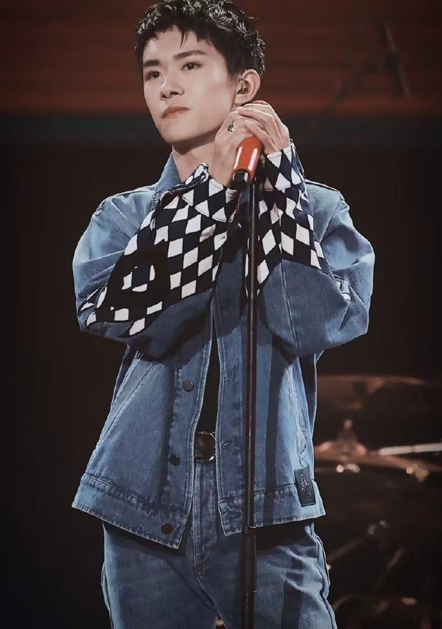 【#易烊千玺易上捷公司迁至北京#】天眼查app显示,徐州九木德文化发展