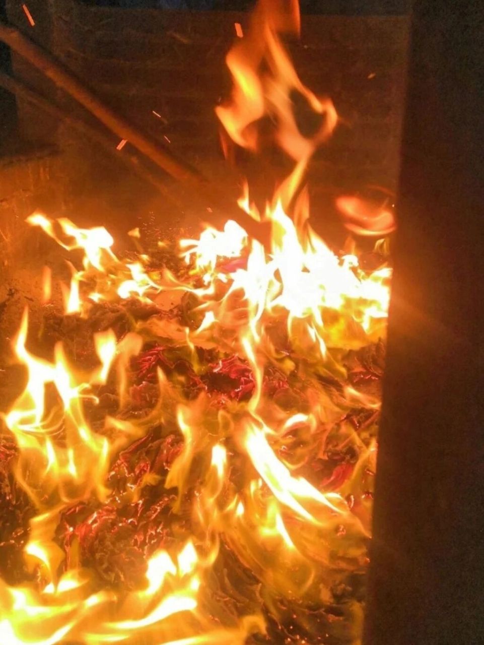 今天爸爸五七 以前,看到路口有人烧纸的时候,我都赶紧走过去,或者绕着