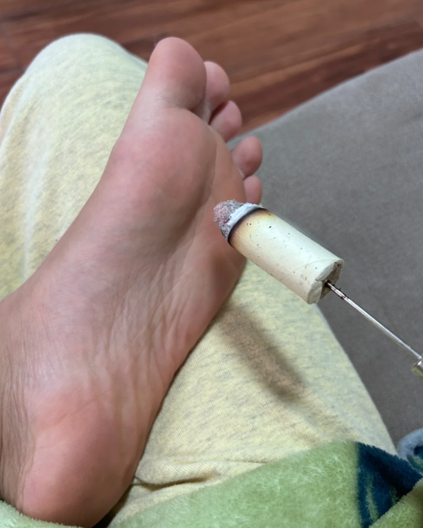 怀孕期间闻艾灸烟味一般是安全的,优质艾条燃烧产生的烟不仅对孕妇