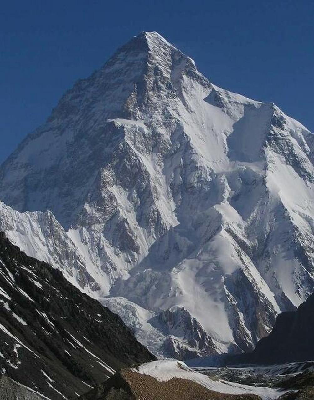 世界第二高峰     乔戈里峰的山体雄伟壮观,四季分明,冬季白雪皑皑