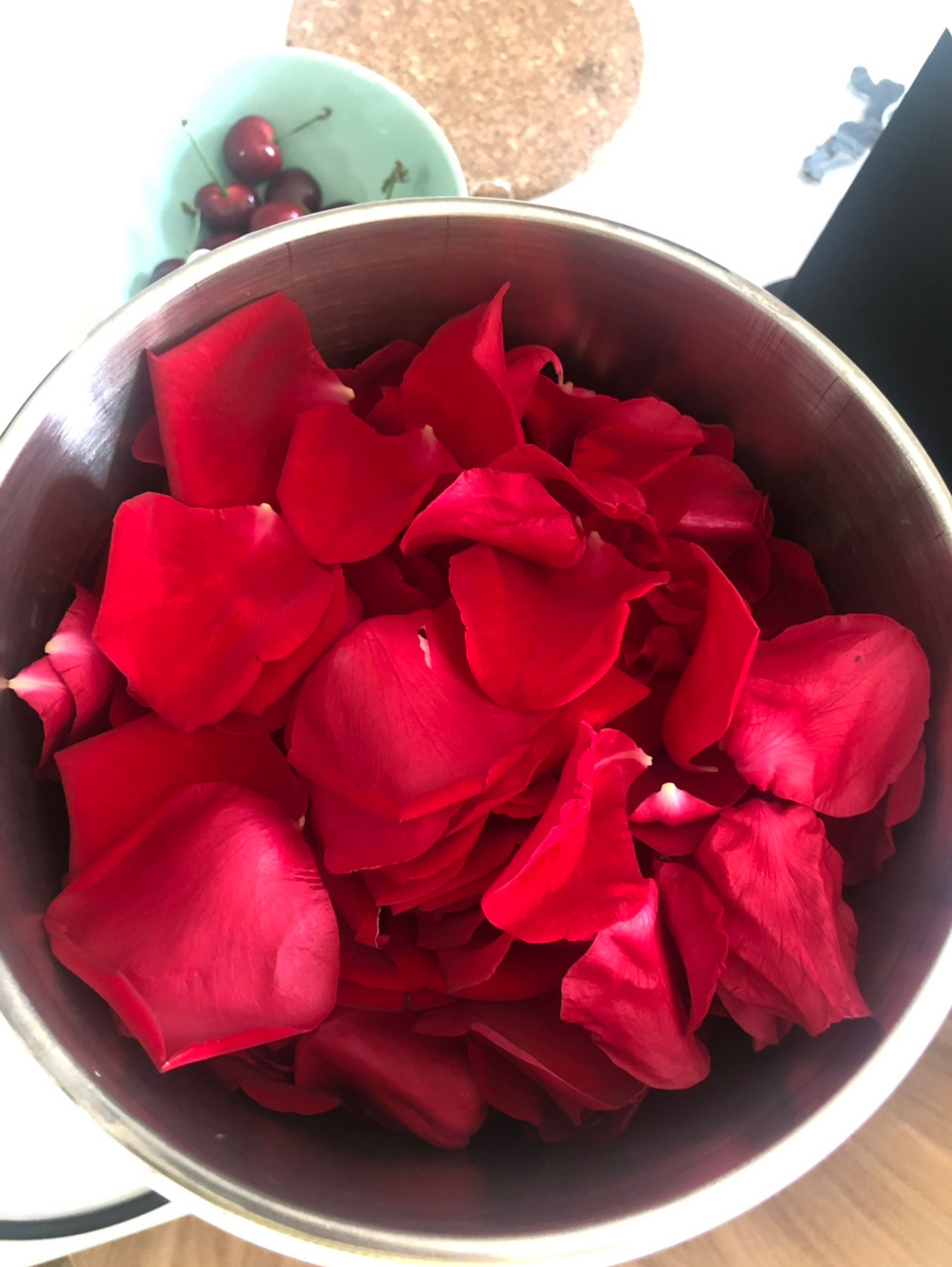 自制纯天然玫瑰花瓣面膜 老公送了一束玫瑰花95,然后我就用来做纯露