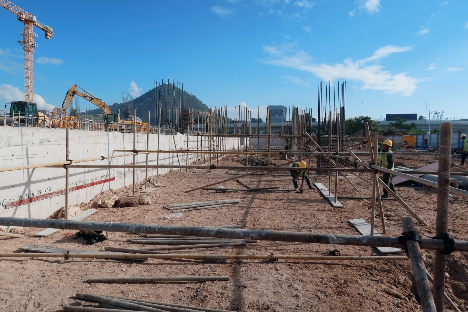 工地生活照 今天去现场时,随手拍下这些照片,图中工人是在绑钢筋