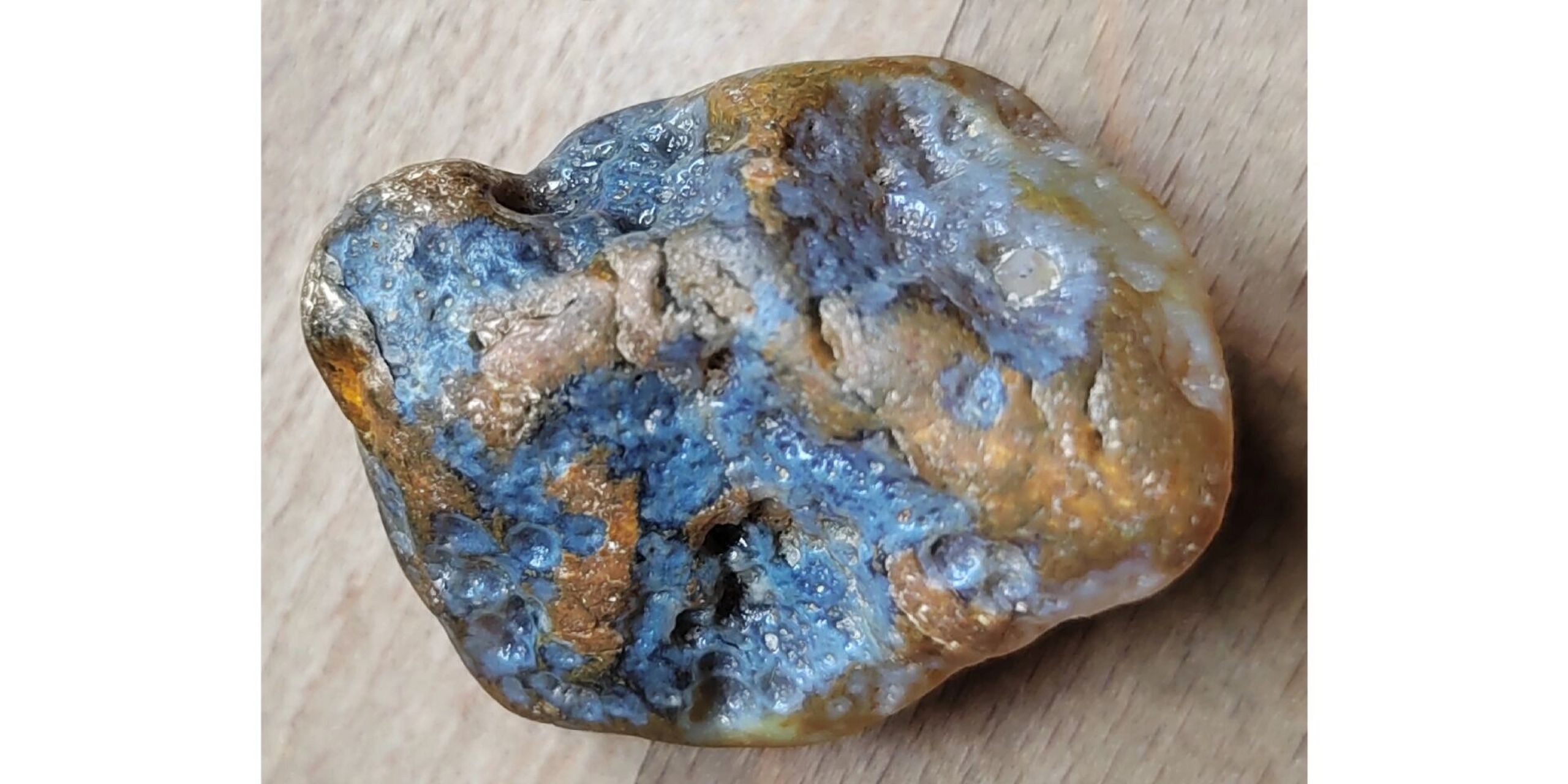 应该是松香玛瑙,不过上面有类似金粉的矿物 这个应该是松香玛瑙吧