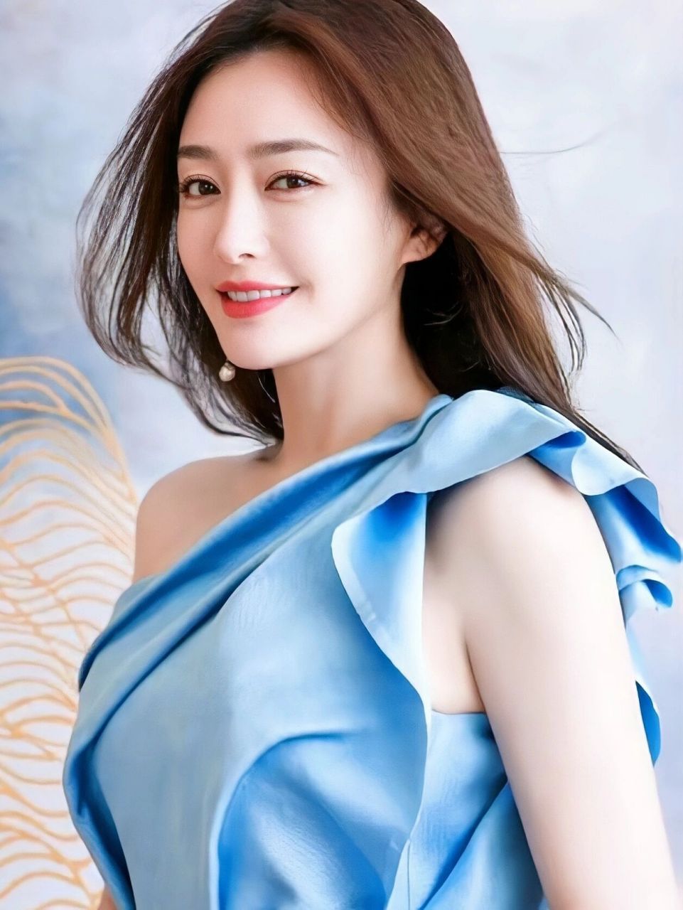 秦岚-气质超正 五官很正,气质知性大方御姐,笑起来眼睛会放光,整体