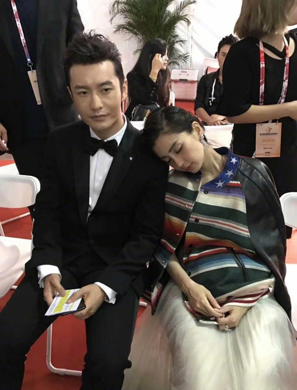 以前完全没看过这张照片,baby怀孕早期的采访花絮,柔柔的靠在黄晓明肩