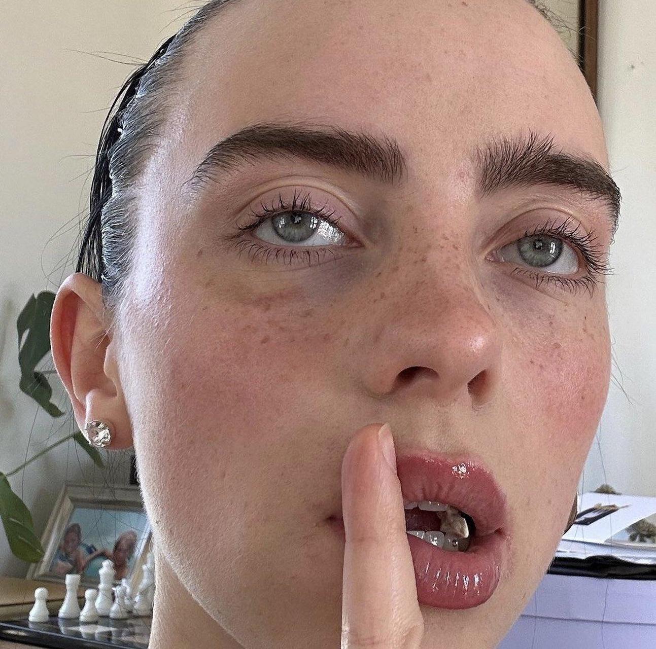 billie eilish 发布纯素颜自拍,超级真实的性格啊.