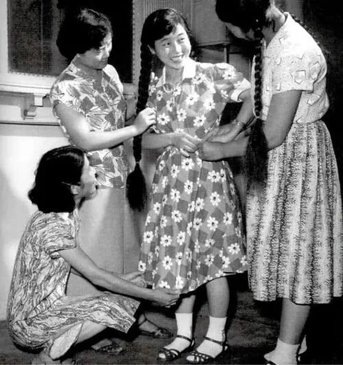 流行于二十世纪50年代的布拉吉  布拉吉是俄语连衣裙的意思.