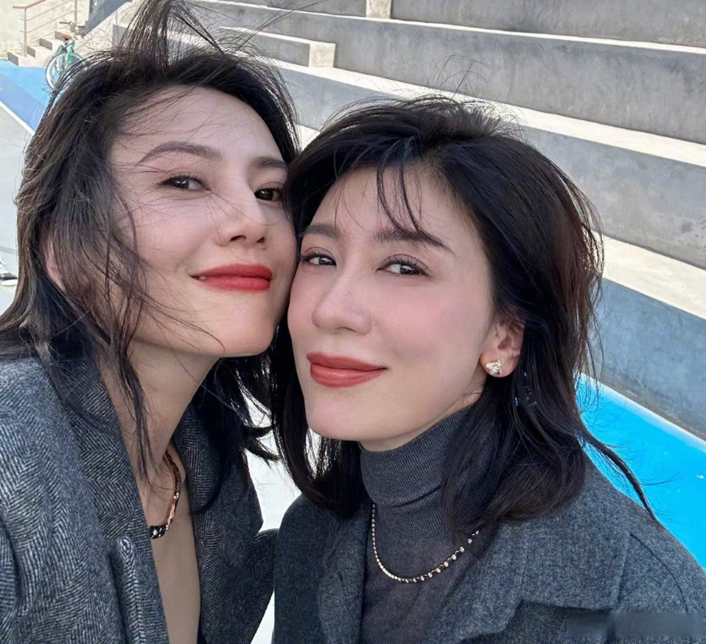 高圆圆晒了和贾静雯的合照,配文:好久不见的静雯同学,梦回周芷若和