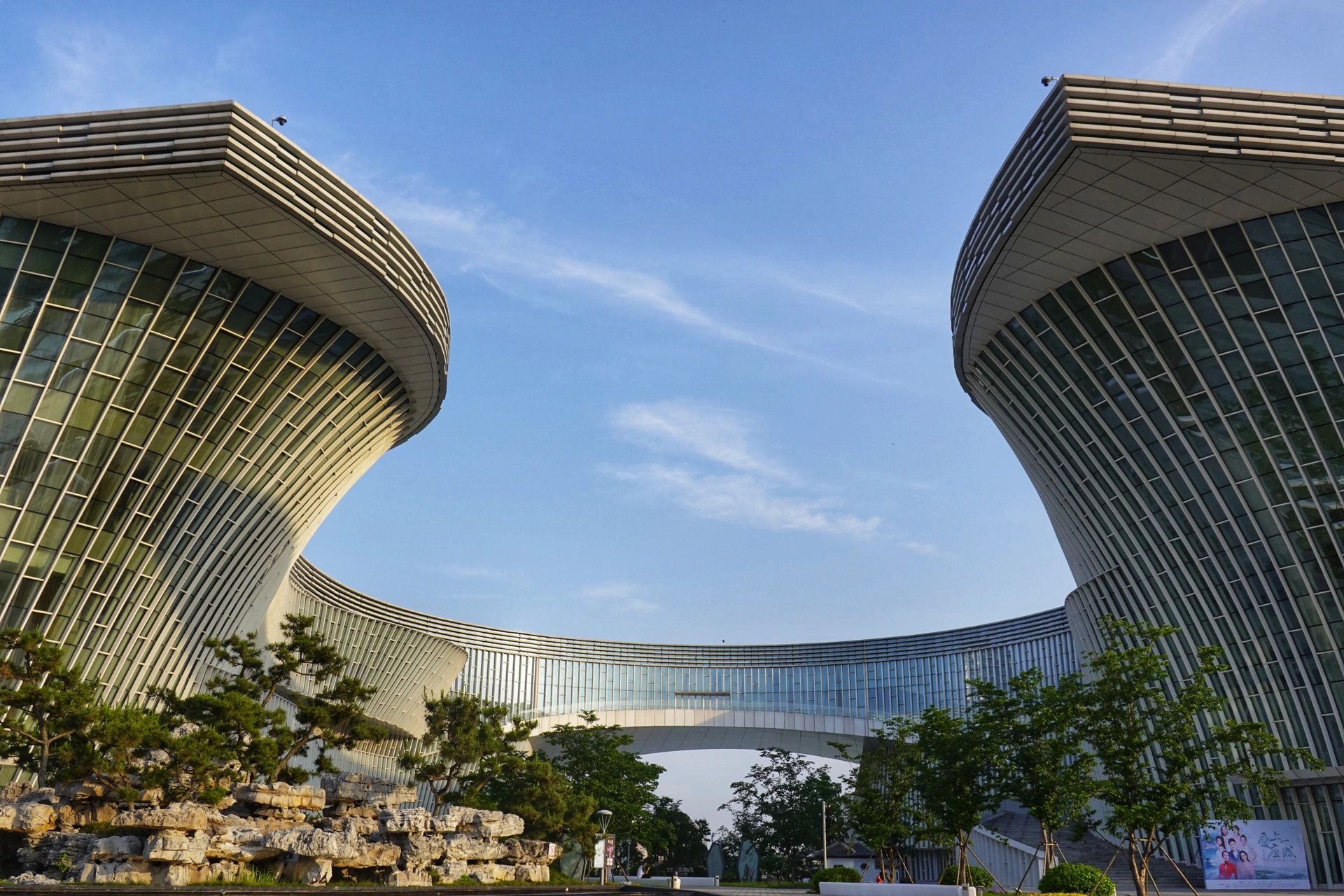 扬州运河大剧院 扬州运河大剧院位明月湖畔,总体设计以虚代实,以一个