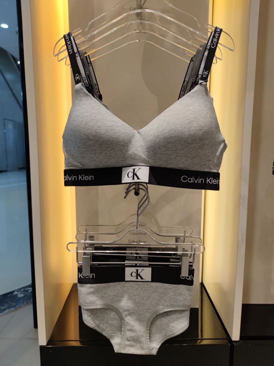 ck内衣珍妮海报同款