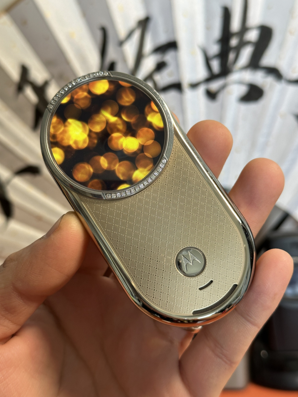 摩托罗拉aura r1黄金钻石版!工业设计美学!