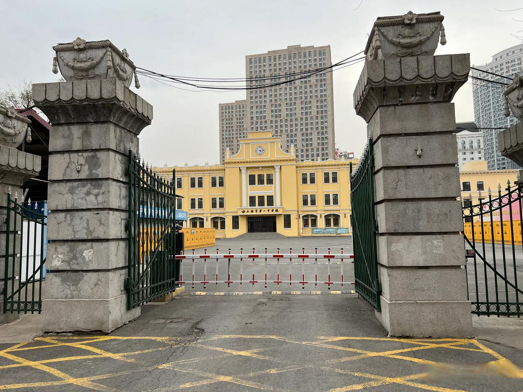 哈尔滨第一中学这个位置真好,对面就是医院,在这个周边也都是一些有