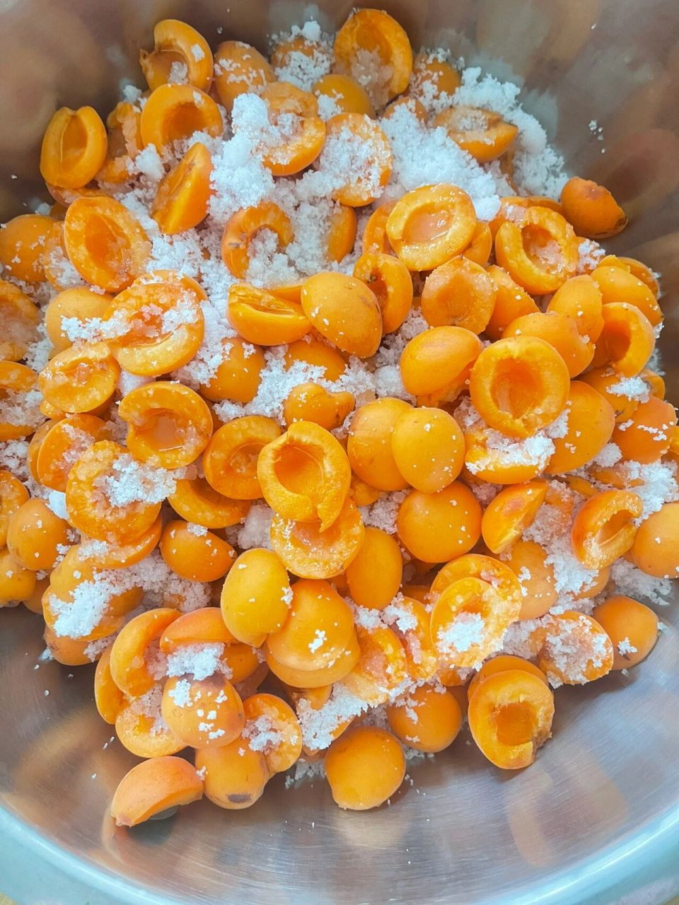 用刀把杏子切成四块或两块,去掉核 4.