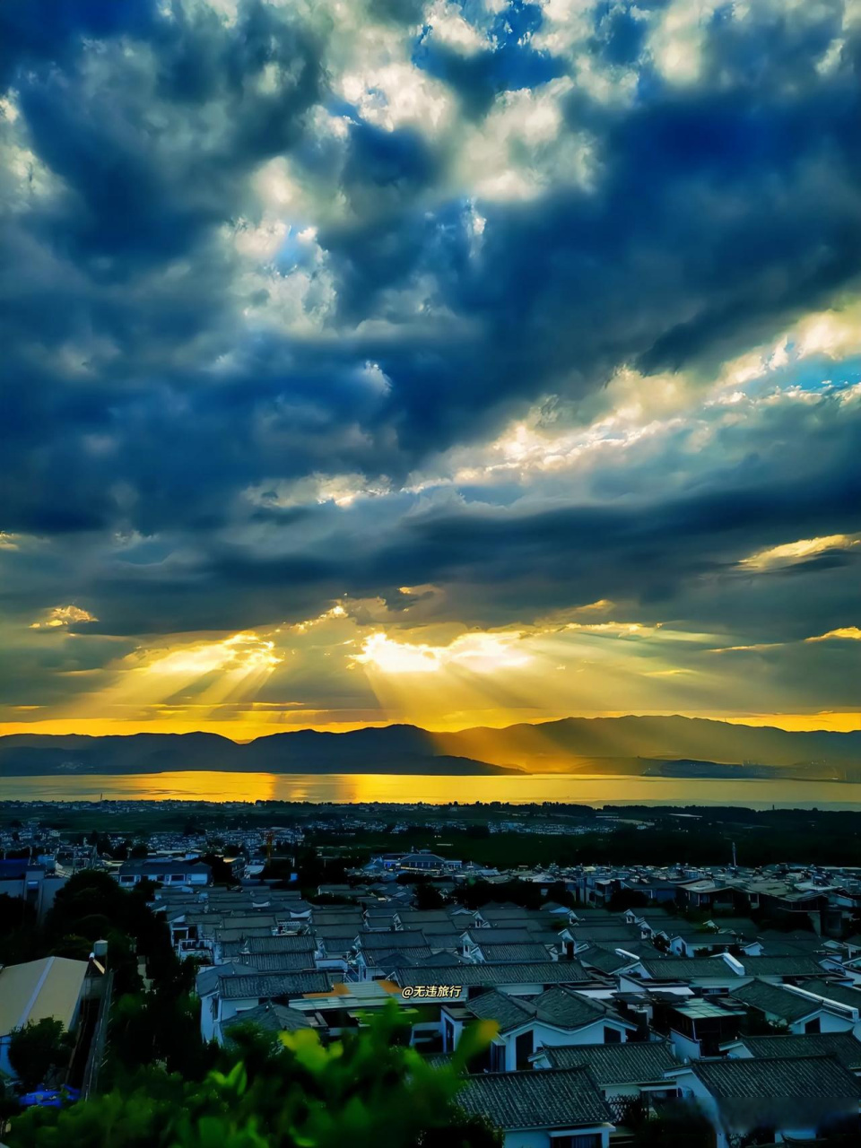 洱海日出 今日份大理洱海日出,更多的精彩描述,都不及看看这张美图来