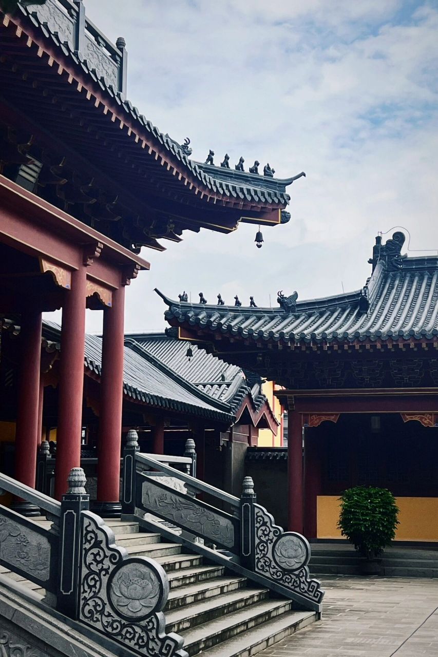 柳州开山寺 | 听寺庙里的禅音 柳城凤山县的开山寺,每逢初一十五都会