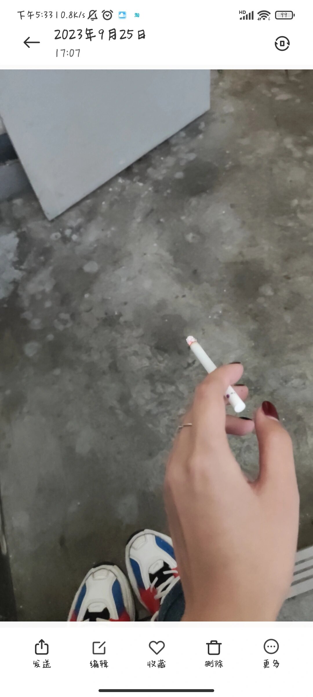 翻到9月emo抽烟的照片手还怪好看的嘞