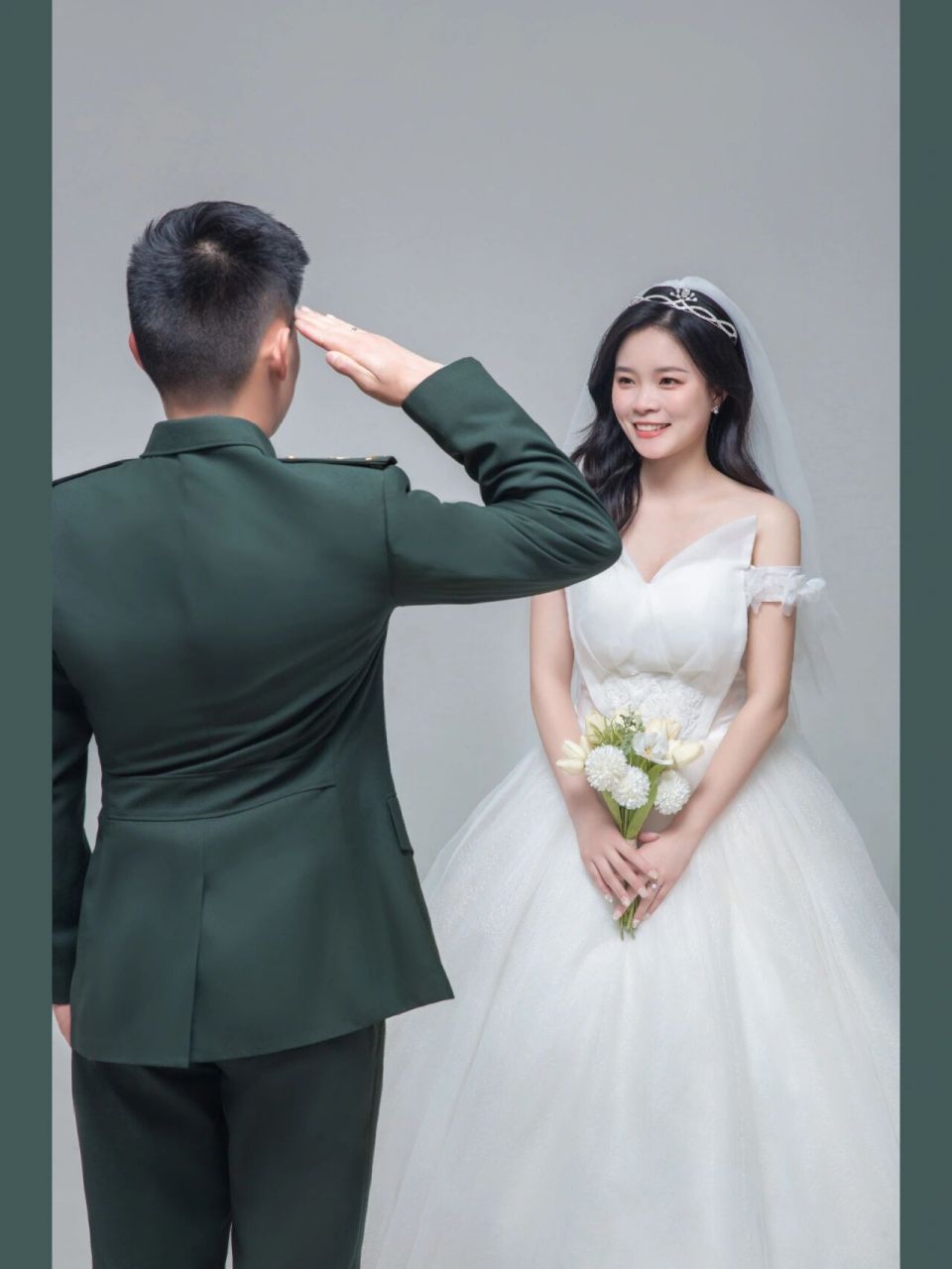 军装婚纱照(太好看了) 橄榄绿配白纱,我中心最美.