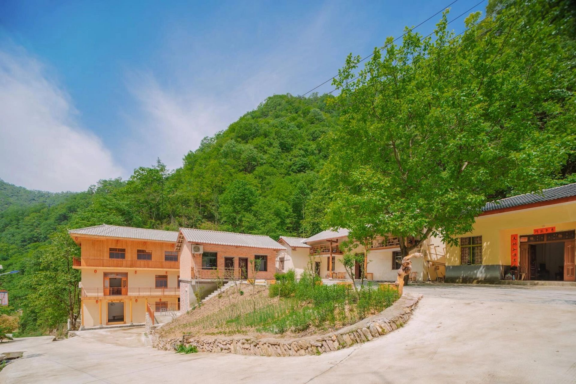 神农架避暑 我家的民宿位于神农架阳日镇长青村,紧邻药王谷,处于阳日