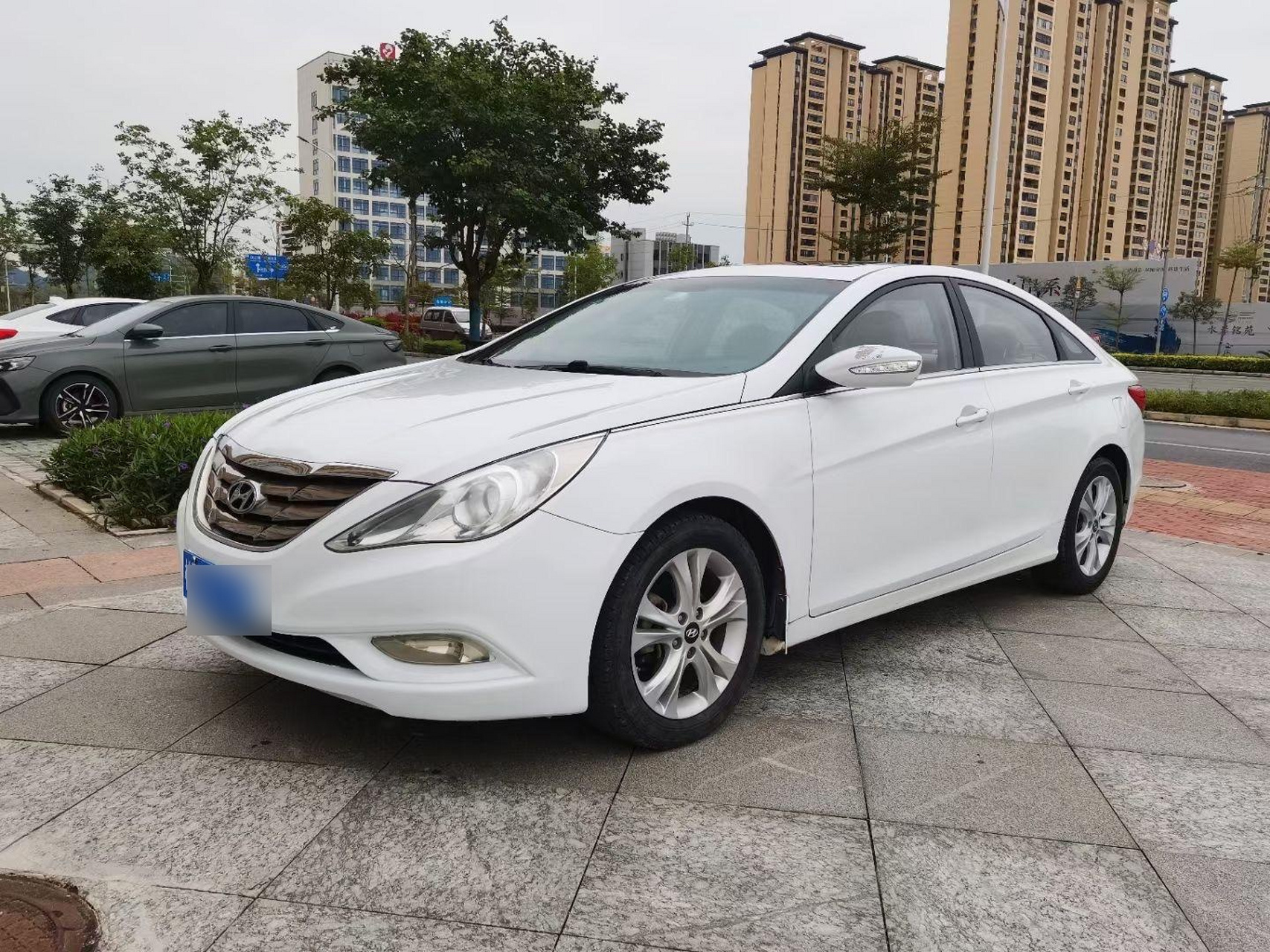 2012年12月上牌的北京现代索纳塔索八,装逼三宝其中的一宝,白色,2.